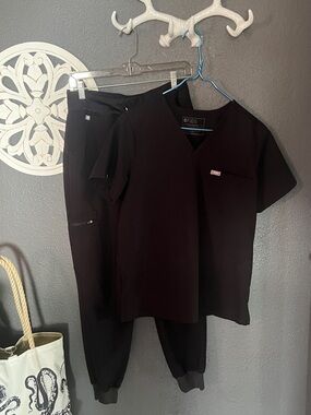 Figs Black V-Neck Scrub Top & Jogger Pants Set black medium